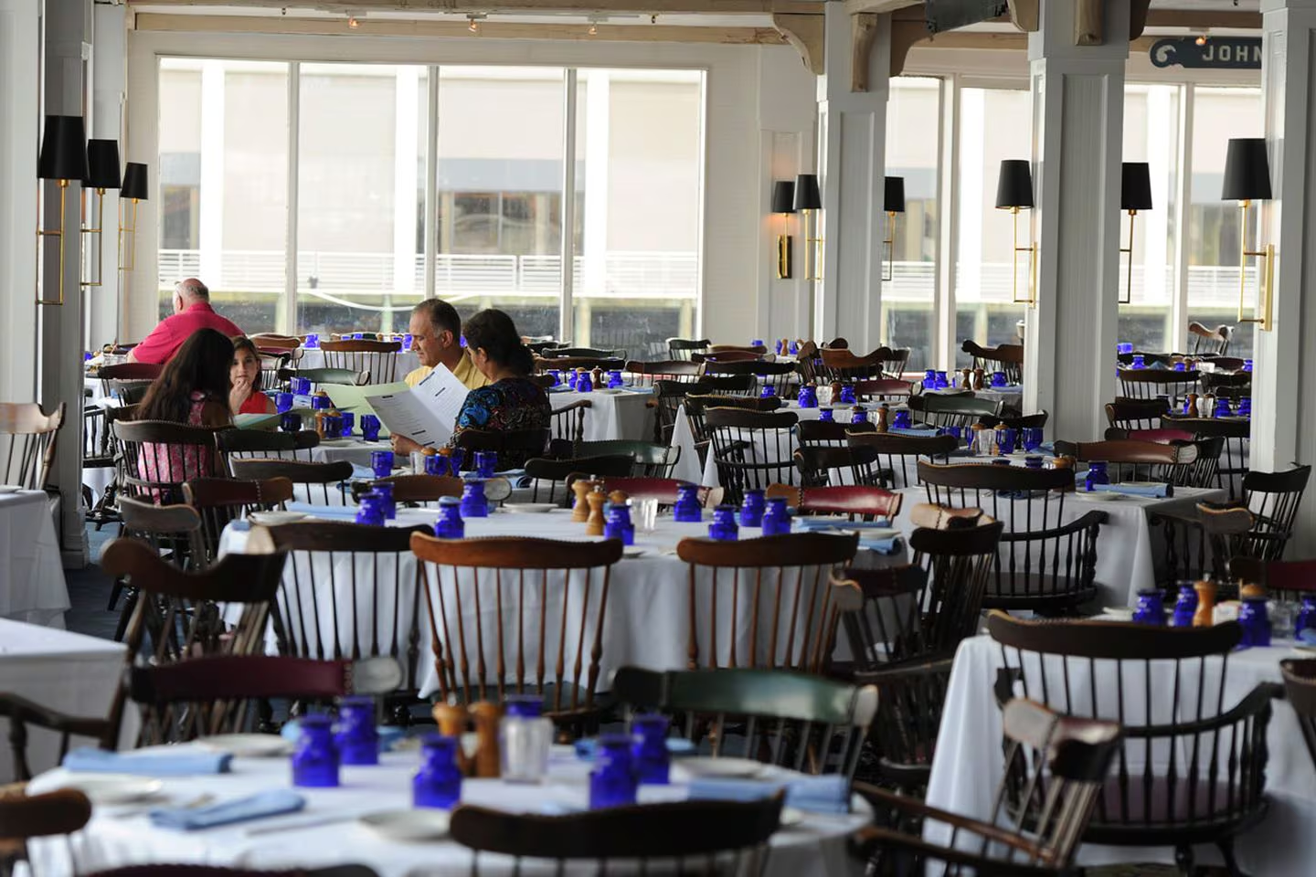 Ba năm kể từ đại dịch, tỷ lệ chi ti&ecirc;u d&agrave;nh cho c&aacute;c dịch vụ &ldquo;hưởng thụ&rdquo; vẫn duy tr&igrave; ở mức thấp hơn so với trước Covid-19.