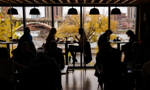 Cuộc chiến của doanh nghiệp F&B trong thời “tiêu dùng ẩn dật”