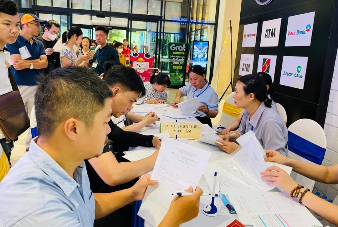 Người lao động đăng ký thông tin tìm kiếm việc làm. Ảnh: Thanh Hải.