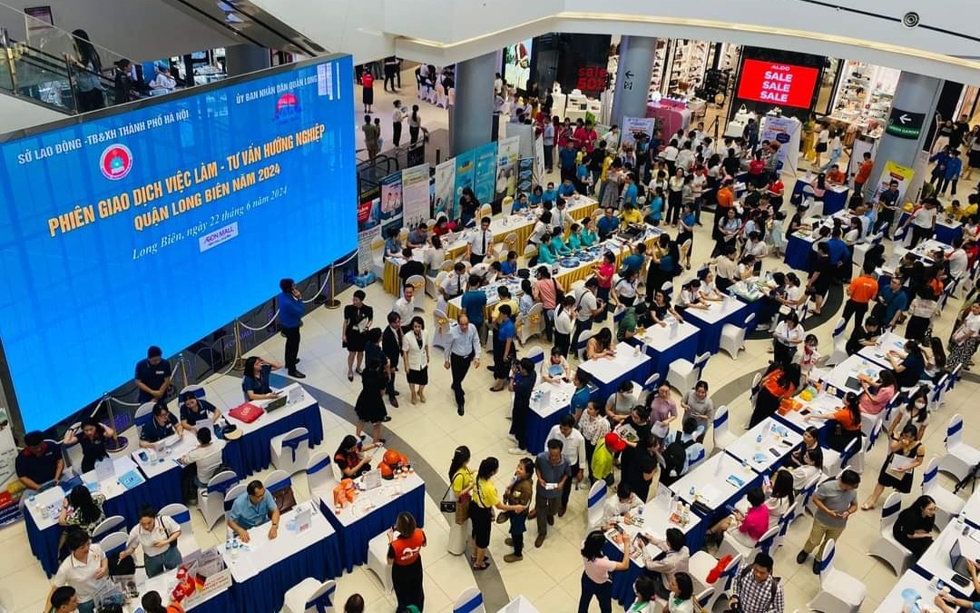 Đ&ocirc;ng đảo lao động t&igrave;m việc tại phi&ecirc;n giao dịch một quận ven H&agrave; Nội cuối tuần trước. Ảnh: Thanh Hải.