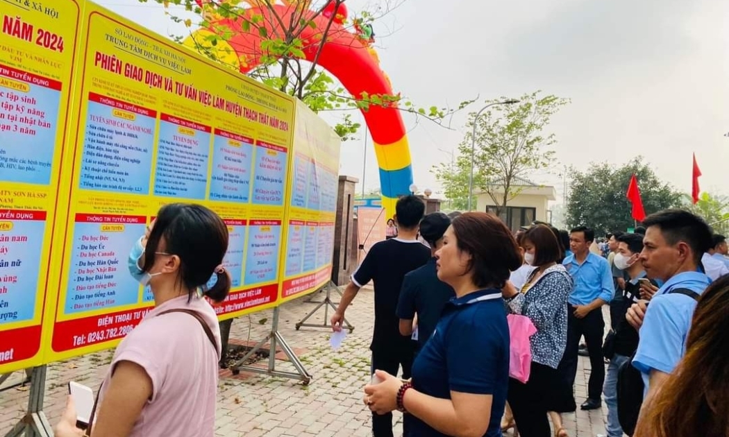 Lao động tìm việc làm tại Hà Nội. Ảnh: Thanh Hải.