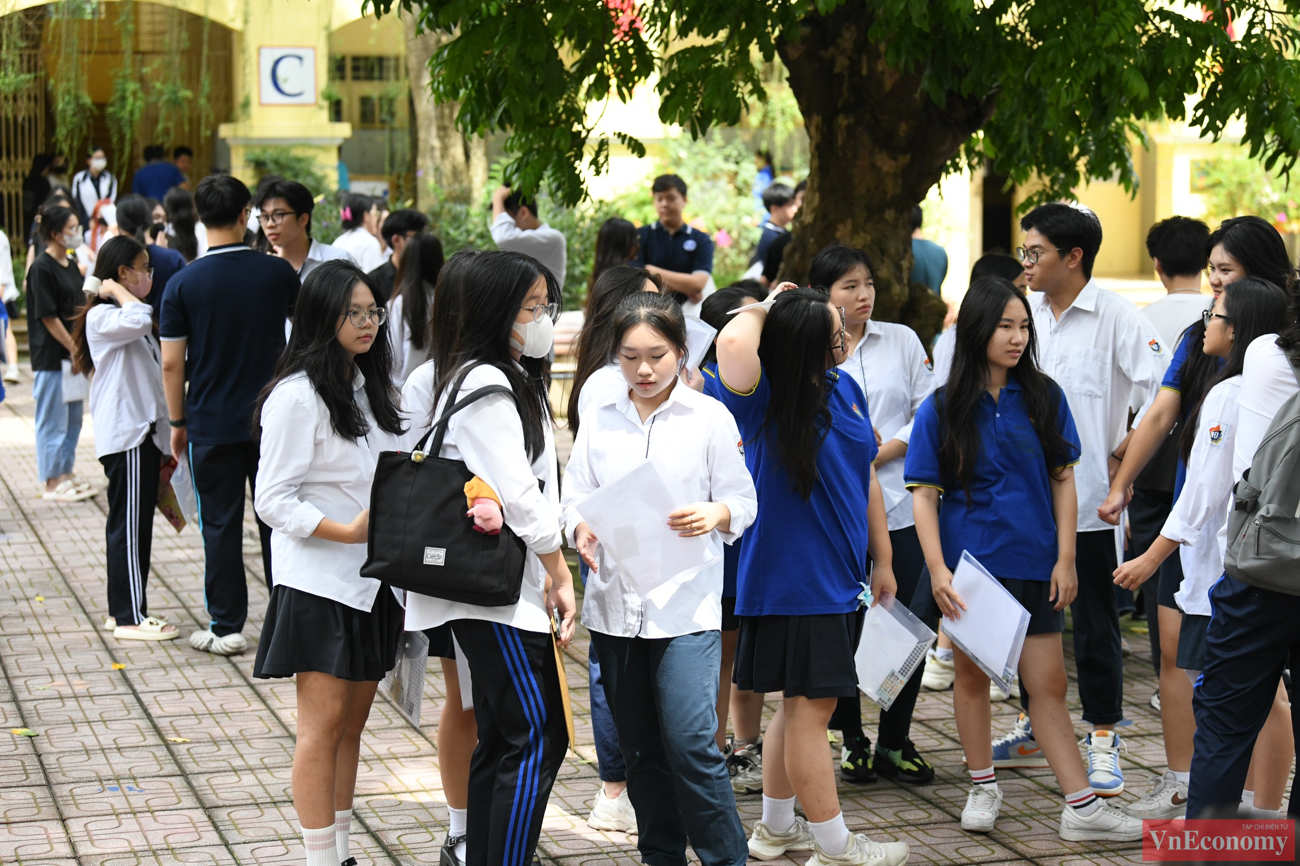 Ngay từ đầu giờ chiều ngày 26/6, các thí sinh dự thi tại các điểm thi đã có mặt đông đủ để làm thủ tục dự thi.