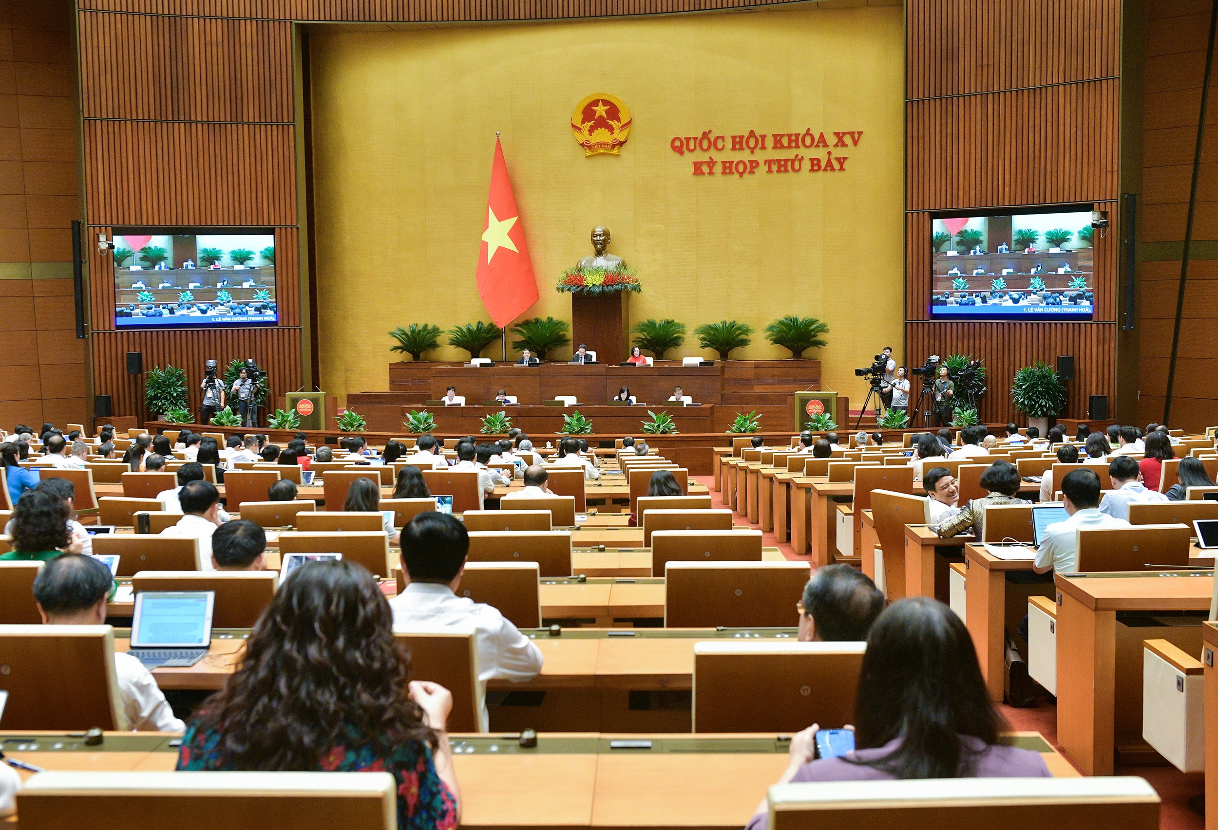 C&aacute;c đại biểu Quốc hội thảo luận về&nbsp;phương &aacute;n gia hạn trả nợ đối với c&aacute;c khoản vay t&aacute;i cấp vốn cho&nbsp;Vietnam Airlines - Ảnh: Quochoi.vn.