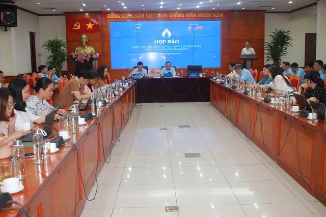 Quang cảnh buổi họp báo phát động cuộc thi 80 năm ngành Thủy lợi Việt Nam đồng hành cùng đất nước. 