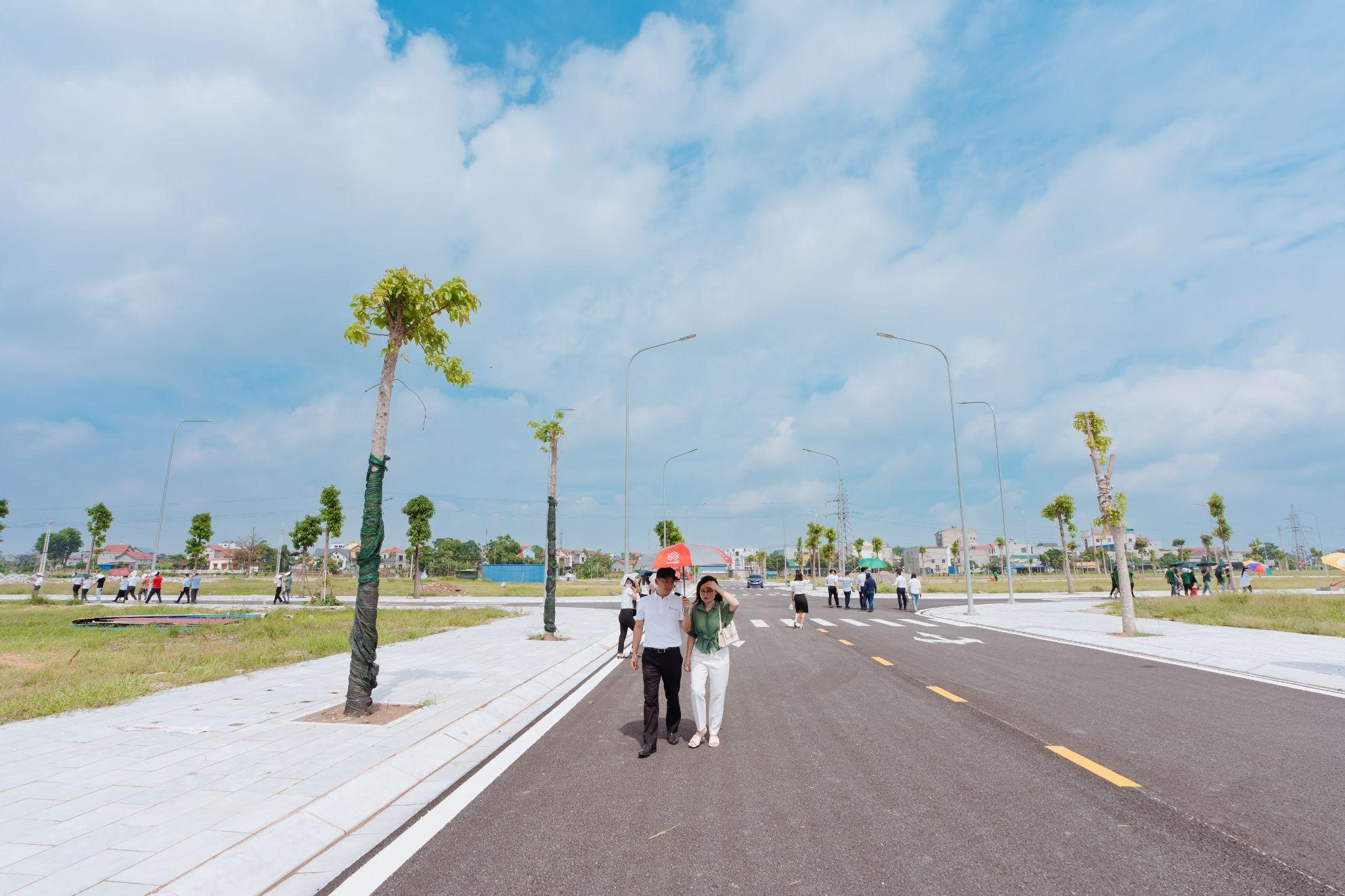 H&igrave;nh ảnh kh&aacute;ch h&agrave;ng tham quan dự &aacute;n Tấn Đức Central Park. Ảnh: Tấn Đức.