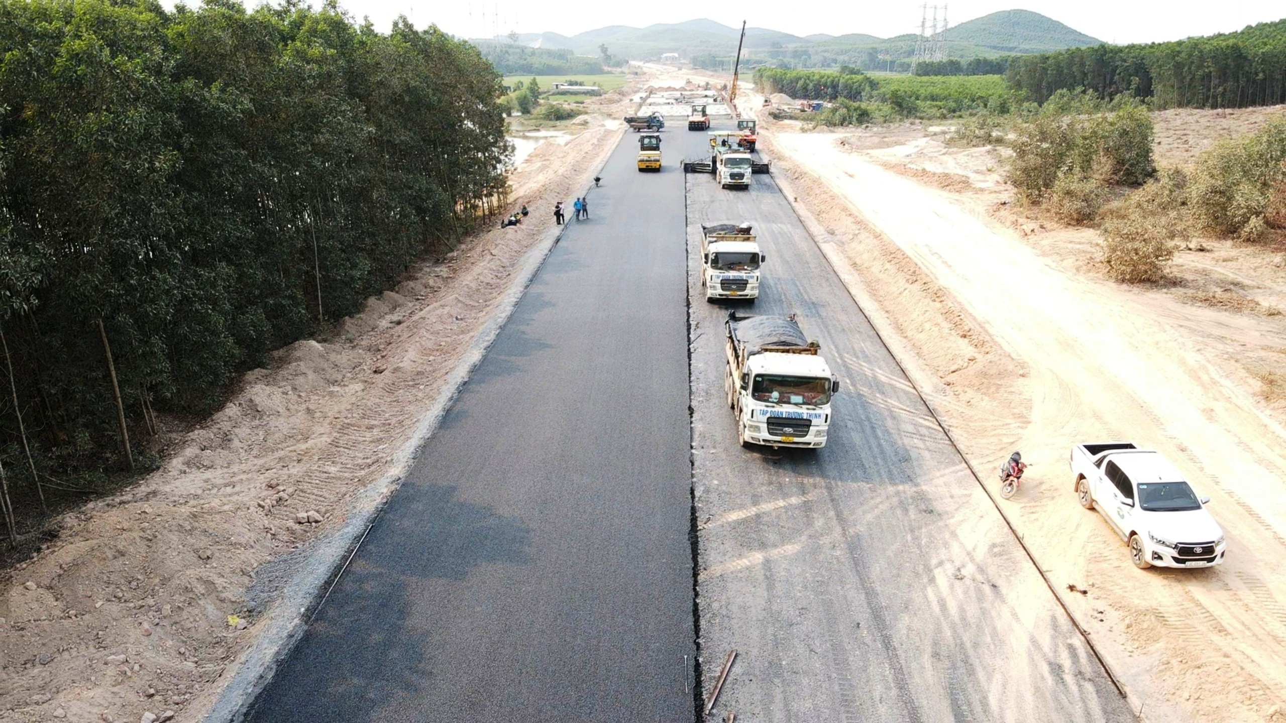 Cao tốc Bắc - Nam đoạn qua Quảng Bình dần hình thành. Ảnh Ngô Thị Huyền