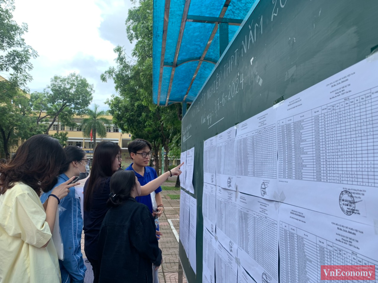 Tại tất cả các điểm thi trên địa bàn thành phố, thí sinh đã làm thủ tục dự thi và nghe phổ biến quy chế thi. Đây cũng là lứa học sinh cuối cùng học theo Chương trình giáo dục phổ thông 2006.