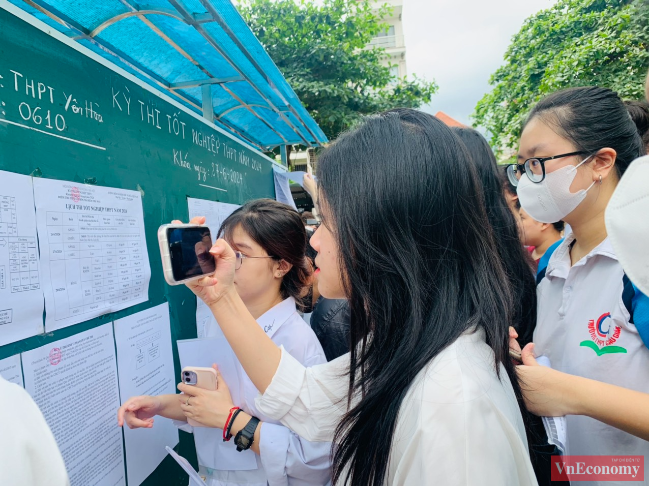 Năm nay,&nbsp;H&agrave; Nội&nbsp;c&oacute; hơn 108.500 th&iacute; sinh đăng k&yacute; dự thi tại gần 200 điểm. Để đảm bảo kỳ thi diễn ra an to&agrave;n, nghi&ecirc;m t&uacute;c, H&agrave; Nội đ&atilde; điều động khoảng 15.000 c&aacute;n bộ, gi&aacute;o vi&ecirc;n, nh&acirc;n vi&ecirc;n tham gia c&ocirc;ng t&aacute;c coi thi.