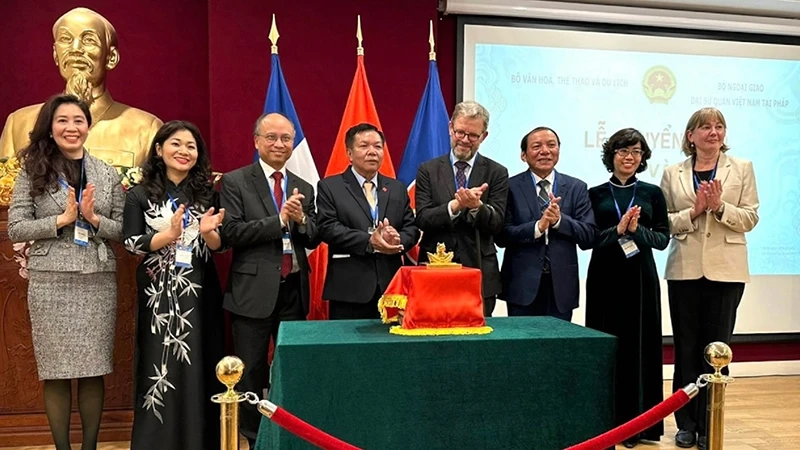 Lễ chuyển giao ấn vàng “Hoàng đế chi bảo” từ Pháp về Việt Nam.