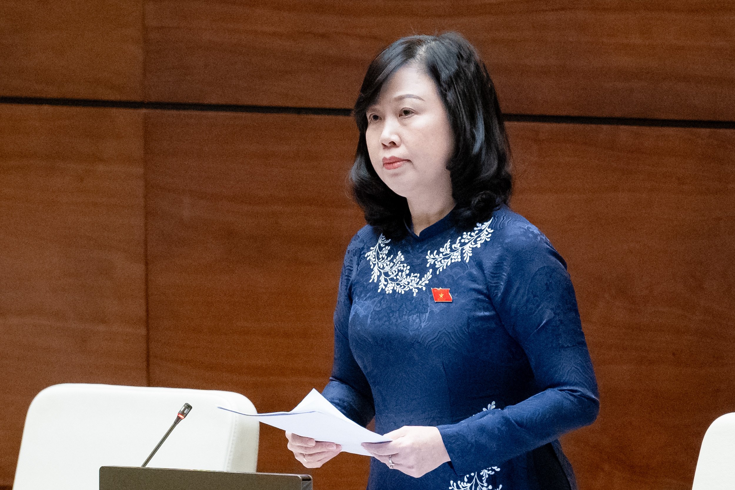 Bộ trưởng Bộ Y tế Đào Hồng Lan giải trình một số nội dung đại biểu quan tâm. Ảnh: Quochoi.