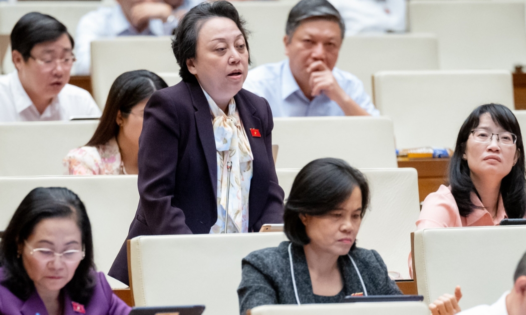 Đại biểu Phạm Khánh Phong Lan, đoàn Tp.Hồ Chí Minh phát biểu thảo luận tại hội trường chiều ngày 26/6.