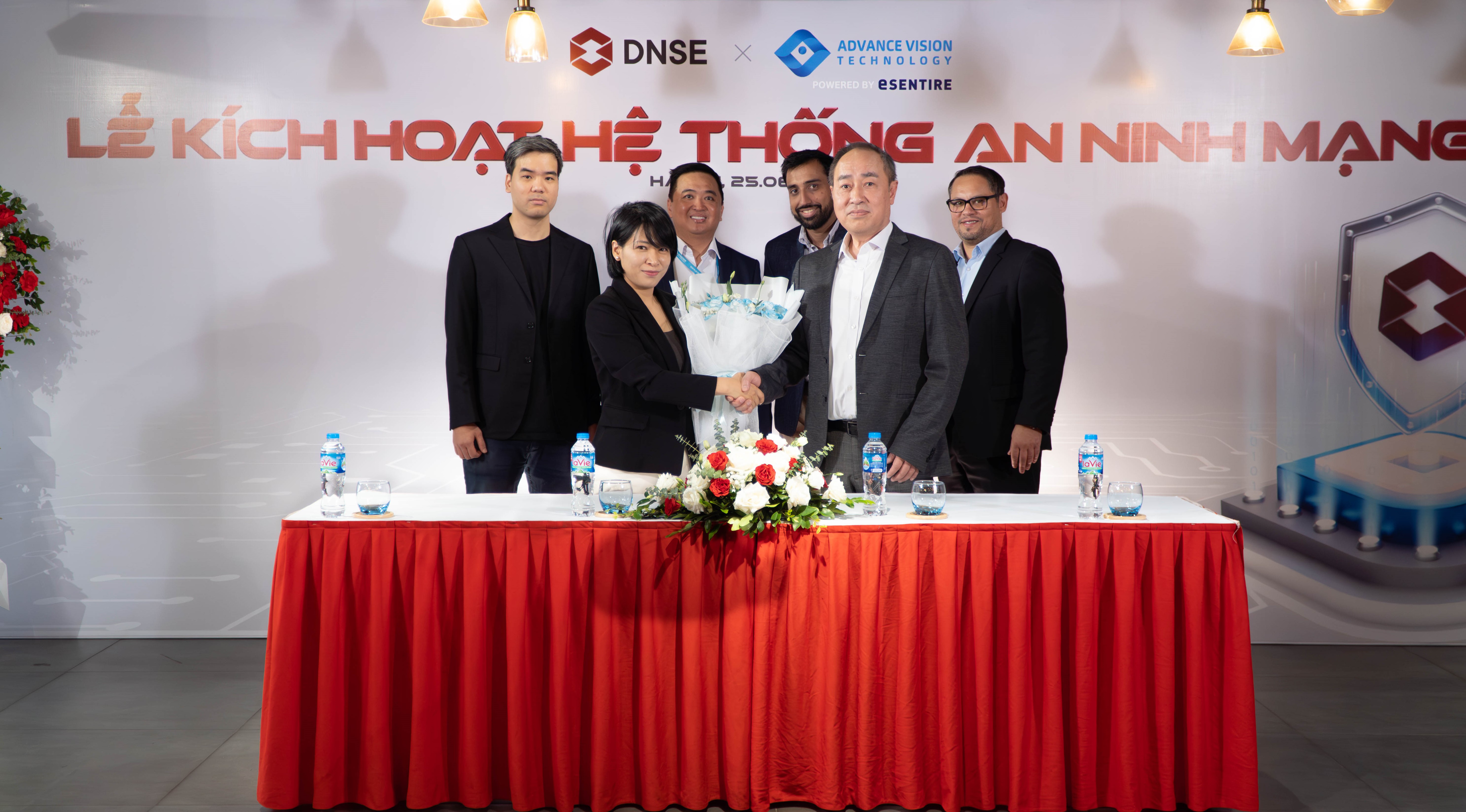 Bà Phạm Thị Thanh Hoa, Tổng giám đốc DNSE và ông Huỳnh Phước Hồng, Giám đốc điều hành AVTech (hàng trên) và đại diện 2 đơn vị tại Lễ kích hoạt hệ thống an ninh mạng.
