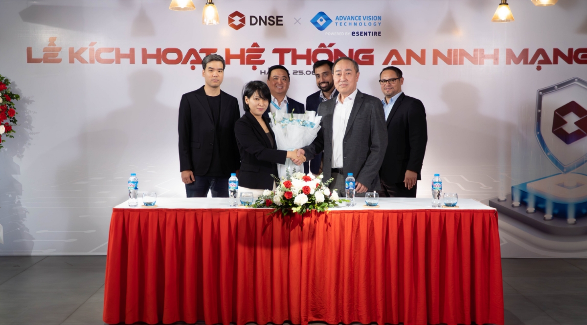 Bà Phạm Thị Thanh Hoa, Tổng giám đốc DNSE và ông Huỳnh Phước Hồng, Giám đốc điều hành AVTech (hàng trên) và đại diện 2 đơn vị tại Lễ kích hoạt hệ thống an ninh mạng.