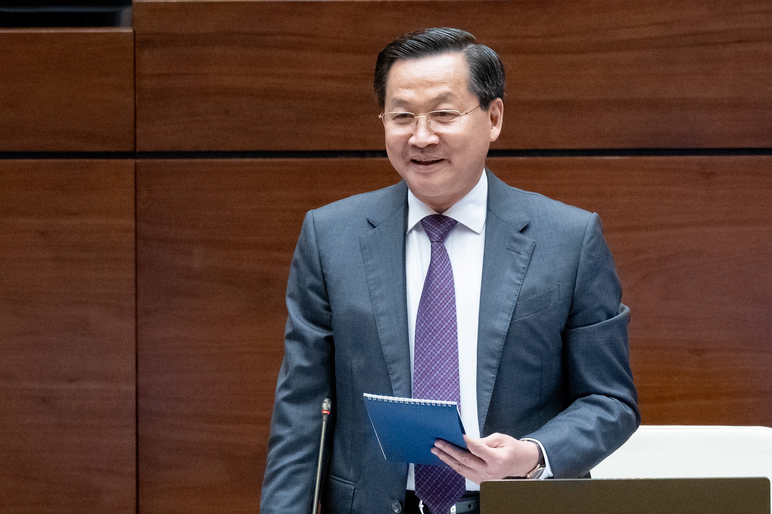 Ph&oacute; Thủ tướng Ch&iacute;nh phủ L&ecirc; Minh Kh&aacute;i giải tr&igrave;nh. Ảnh: Quochoi.