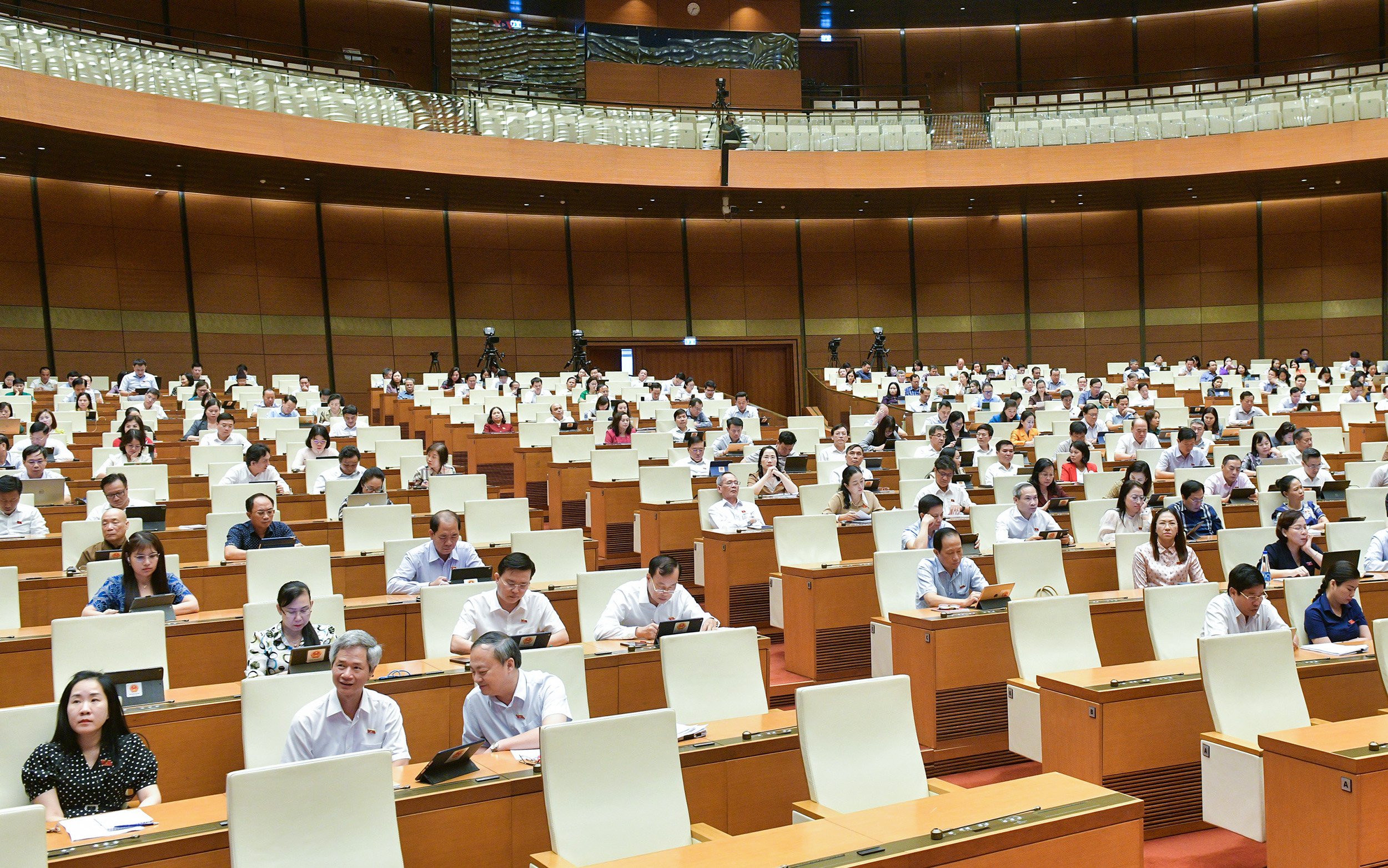 C&aacute;c đại biểu tham dự phi&ecirc;n họp. Ảnh: Quochoi.