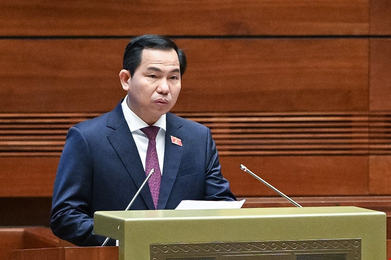 Ông Lê Quang Mạnh, Chủ nhiệm Ủy ban Tài chính, Ngân sách của Quốc hội, trình bày Báo cáo giải trình, tiếp thu, chỉnh lý dự thảo Nghị quyết của Quốc hội về thí điểm bổ sung một số cơ chế, chính sách đặc thù phát triển tỉnh Nghệ An.