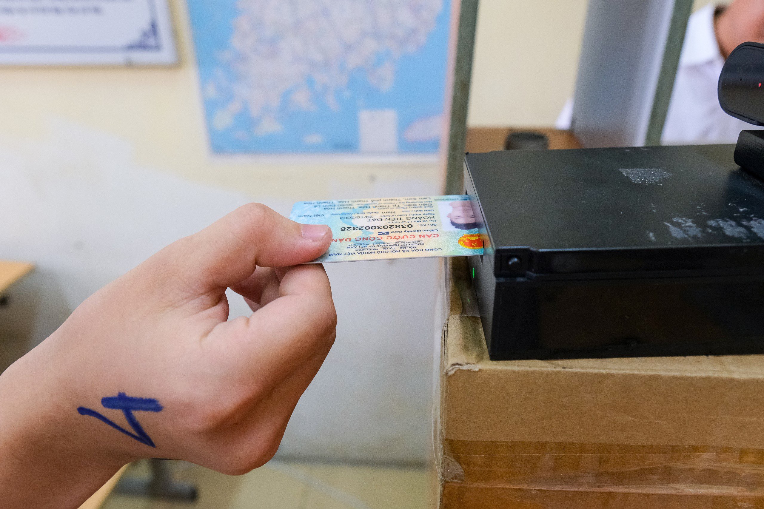 X&aacute;c thực th&ocirc;ng tin căn cước c&ocirc;ng d&acirc;n để tr&aacute;nh gian lận trong kỳ thi tiếng H&agrave;n. Ảnh: MOLISA.