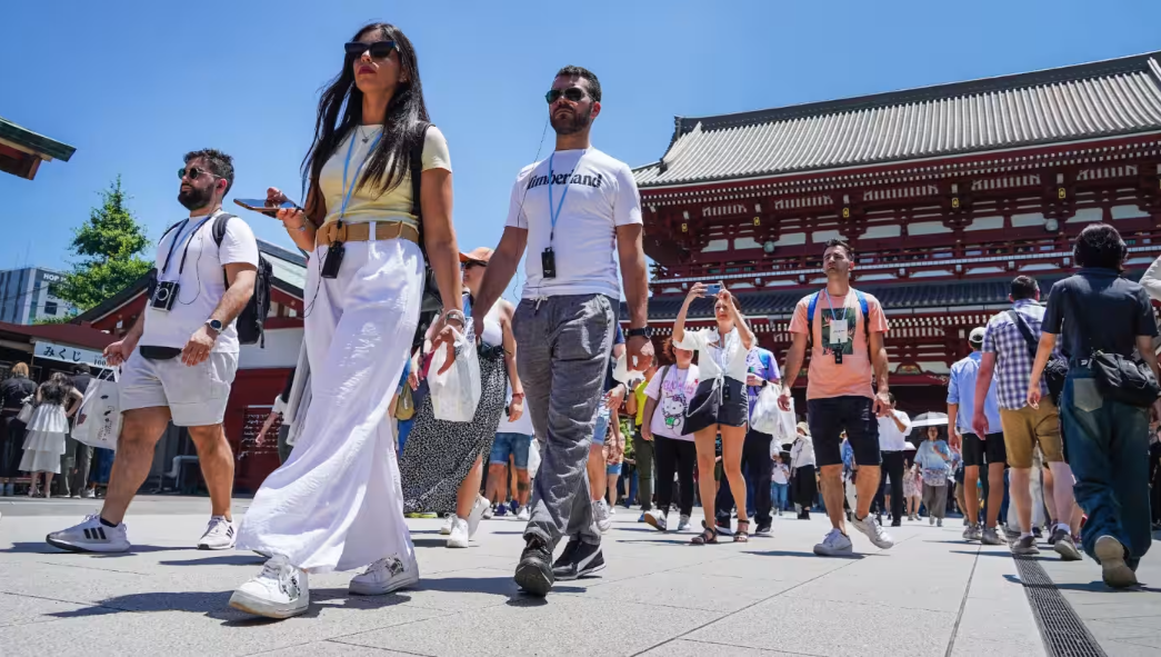 Du khách nước ngoài tại đền Sensoji, Tokyo, Nhật Bản - Ảnh: Nikkei Asia