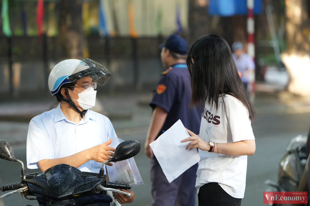 Tại trường PTTH Phan Đ&igrave;nh Ph&ugrave;ng (H&agrave; Nội), nhiều phụ huynh đ&atilde; đưa con em m&igrave;nh tới điểm thi từ rất sớm, với l&yacute; do 