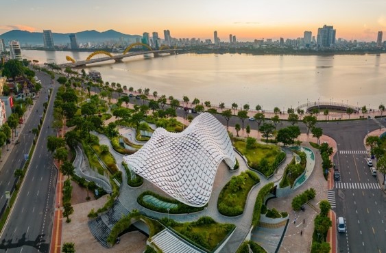 Lợi thế “bản sắc kép” - thủ phủ nghỉ dưỡng kiêm trung tâm kinh tế - khẳng định vị thế đặc biệt của Đà Nẵng. 