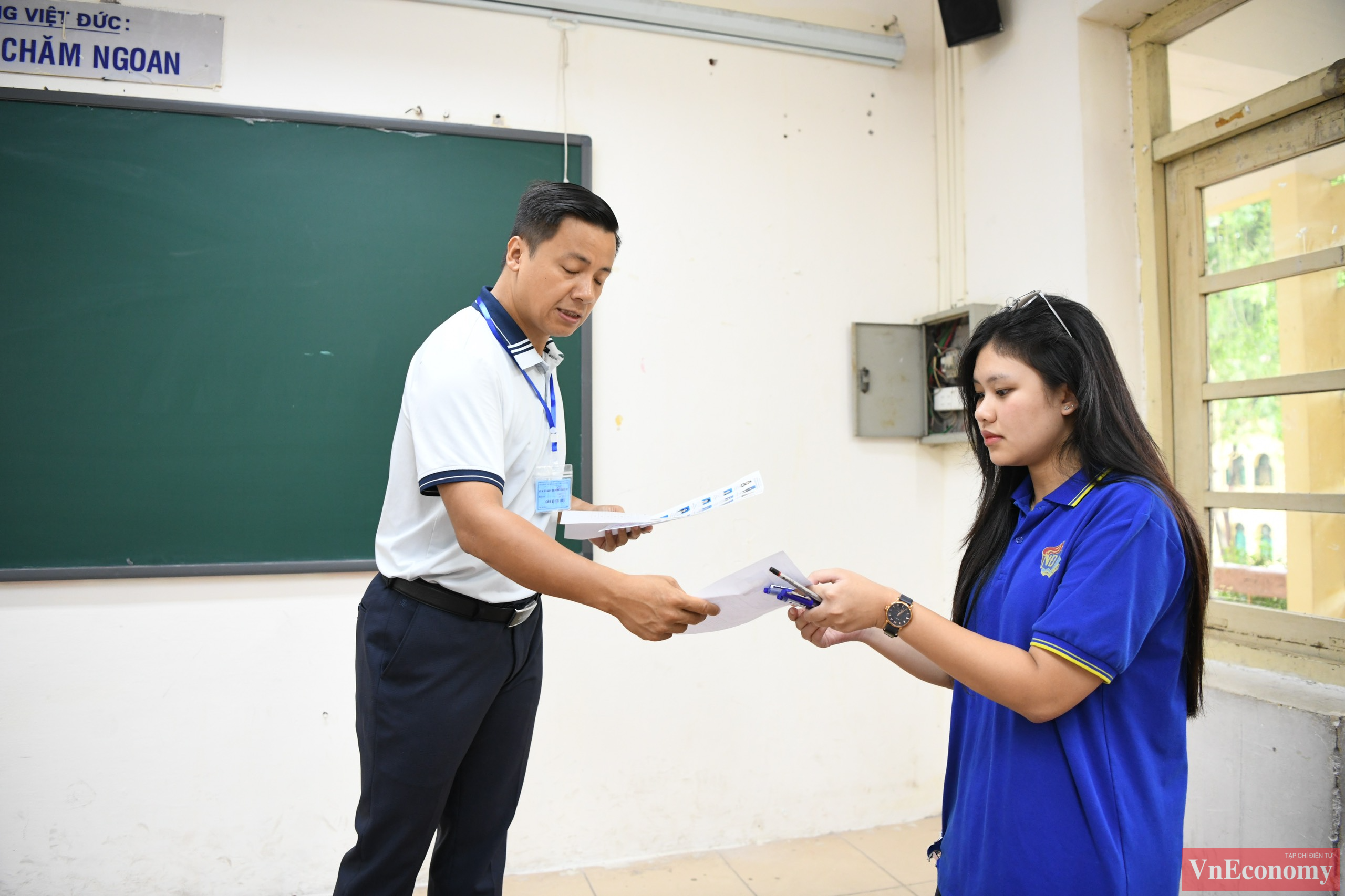 Các thí sinh đi thi, nhưng phụ huynh cũng trong tâm trạng hồi hộp, lo lắng không kém. Nhiều phụ huynh tâm sự muốn ở lại khu vực điểm thi để chờ con, mong con thì hết khả năng của mình: “ Bố mẹ sẽ luôn đồng hành với con và chúc con đạt kết quả như mong muốn”.