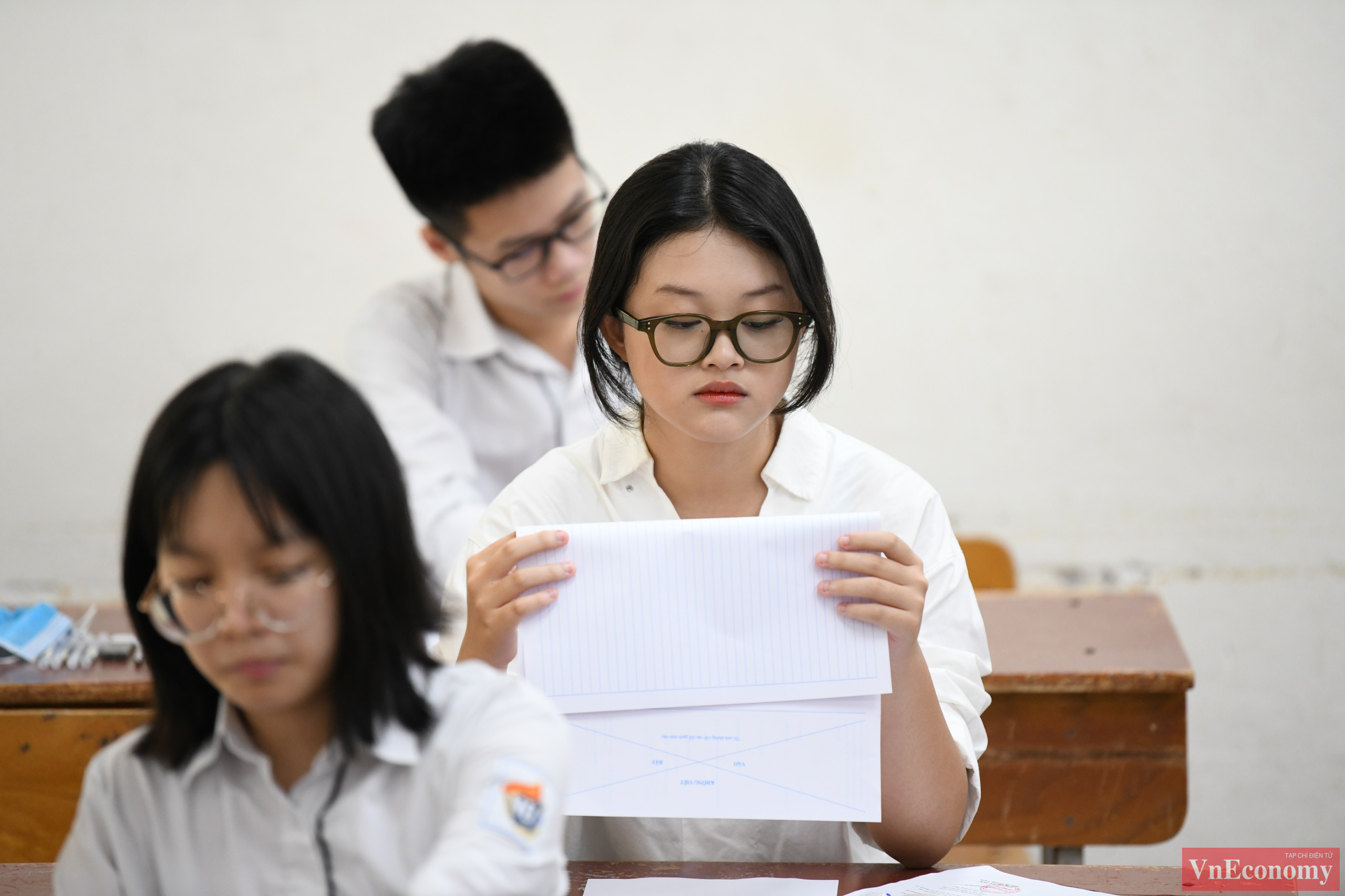 Thời gian ph&aacute;t đề thi m&ocirc;n Ngữ văn bắt đầu từ 7h30, thời gian ch&iacute;nh thức t&iacute;nh giờ l&agrave; 7h35. Th&iacute; sinh sẽ l&agrave;m b&agrave;i thi trong v&ograve;ng 120 ph&uacute;t.