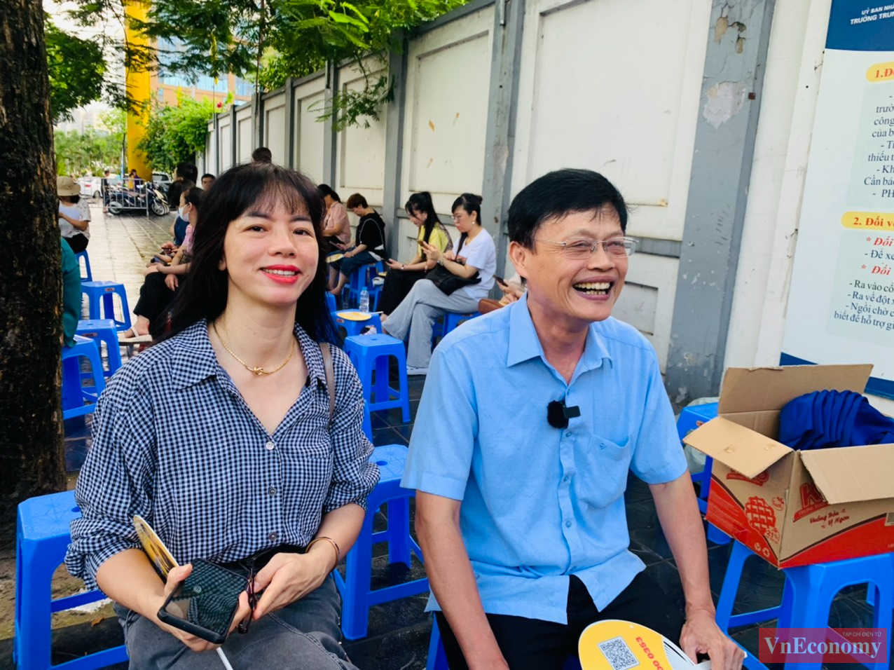 Ông Nguyễn Quốc Hùng, phụ huynh có con đi thi ở điểm thi THCS Yên Hoà, chia sẻ sáng nay cả nhà ông dậy sớm chuẩn bị cho con ăn uống và khởi hành lúc 6h15 phút. Con đi thi nhưng cả bố mẹ cùng hộ tống đưa con địa điểm thi.