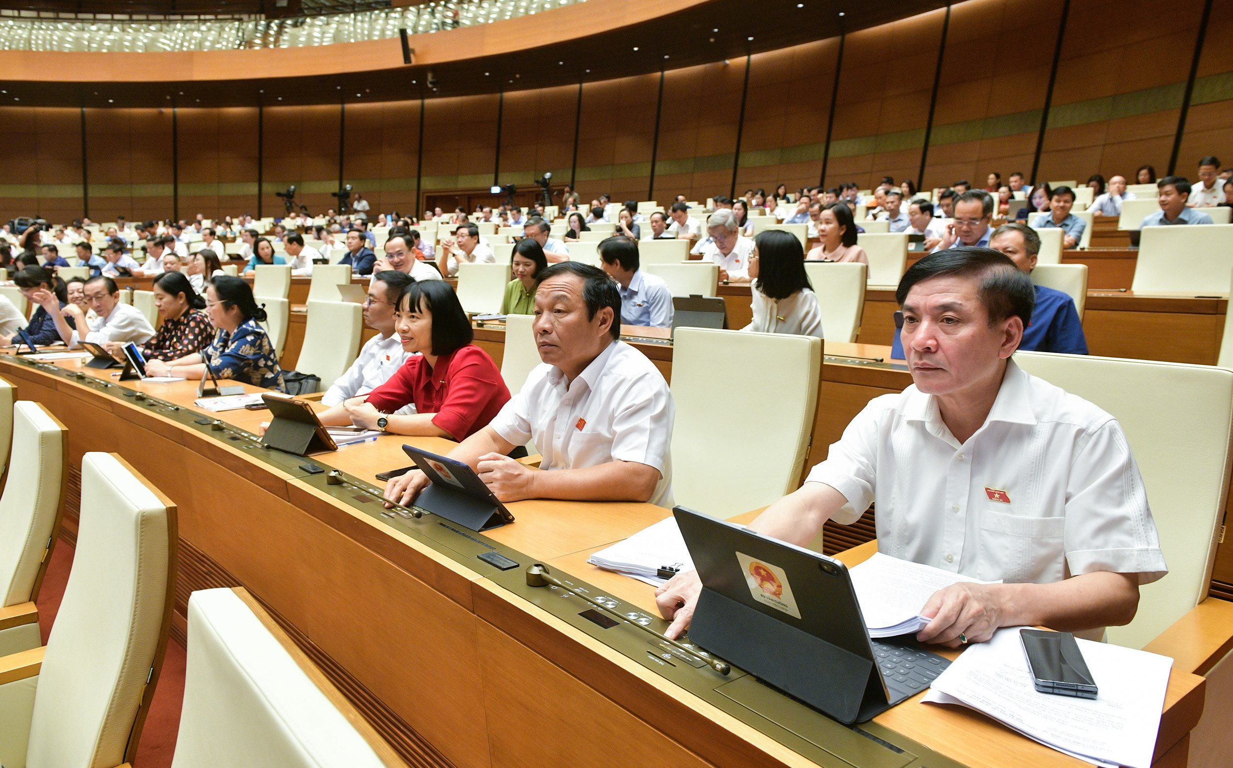 Các đại biểu Quốc hội bấm nút biểu quyết thông qua Luật trật tự, an toàn giao thông đường bộ.
