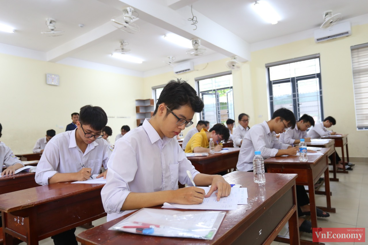 Trong thời gian làm bài thi, thí sinh không được trao đổi, bàn bạc, chép bài người khác hoặc cho người khác chép bài, sử dụng tài liệu trái quy định. Thí sinh chỉ được làm bài thi bằng một màu mực (trừ mực đỏ) và không được đánh dấu hoặc làm ký hiệu riêng bài thi.