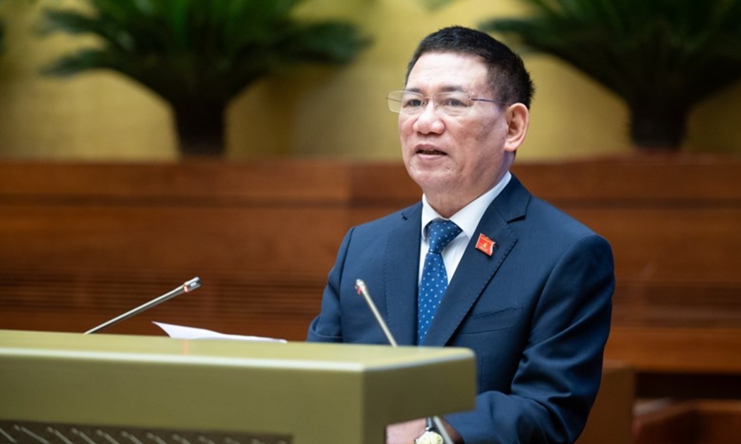 Bộ trưởng Bộ Tài chính Hồ Đức Phớc trình bày Tờ trình về việc sử dụng dự phòng chung Kế hoạch đầu tư công trung hạn vốn ngân sách trung ương giai đoạn 2021-2025 tương ứng với nguồn tăng thu ngân sách trung ương năm 2023 cho các dự án đầu tư công.