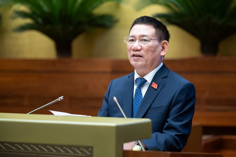 Bộ trưởng Bộ Tài chính Hồ Đức Phớc trình bày Tờ trình về việc sử dụng dự phòng chung Kế hoạch đầu tư công trung hạn vốn ngân sách trung ương giai đoạn 2021-2025 tương ứng với nguồn tăng thu ngân sách trung ương năm 2023 cho các dự án đầu tư công.