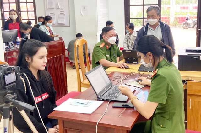 Luật Căn cước chính thức có hiệu thi hành kể từ ngày 1/7, chính thức đổi tên thẻ căn cước công dân thành thẻ căn cước. Ảnh: TTXVN