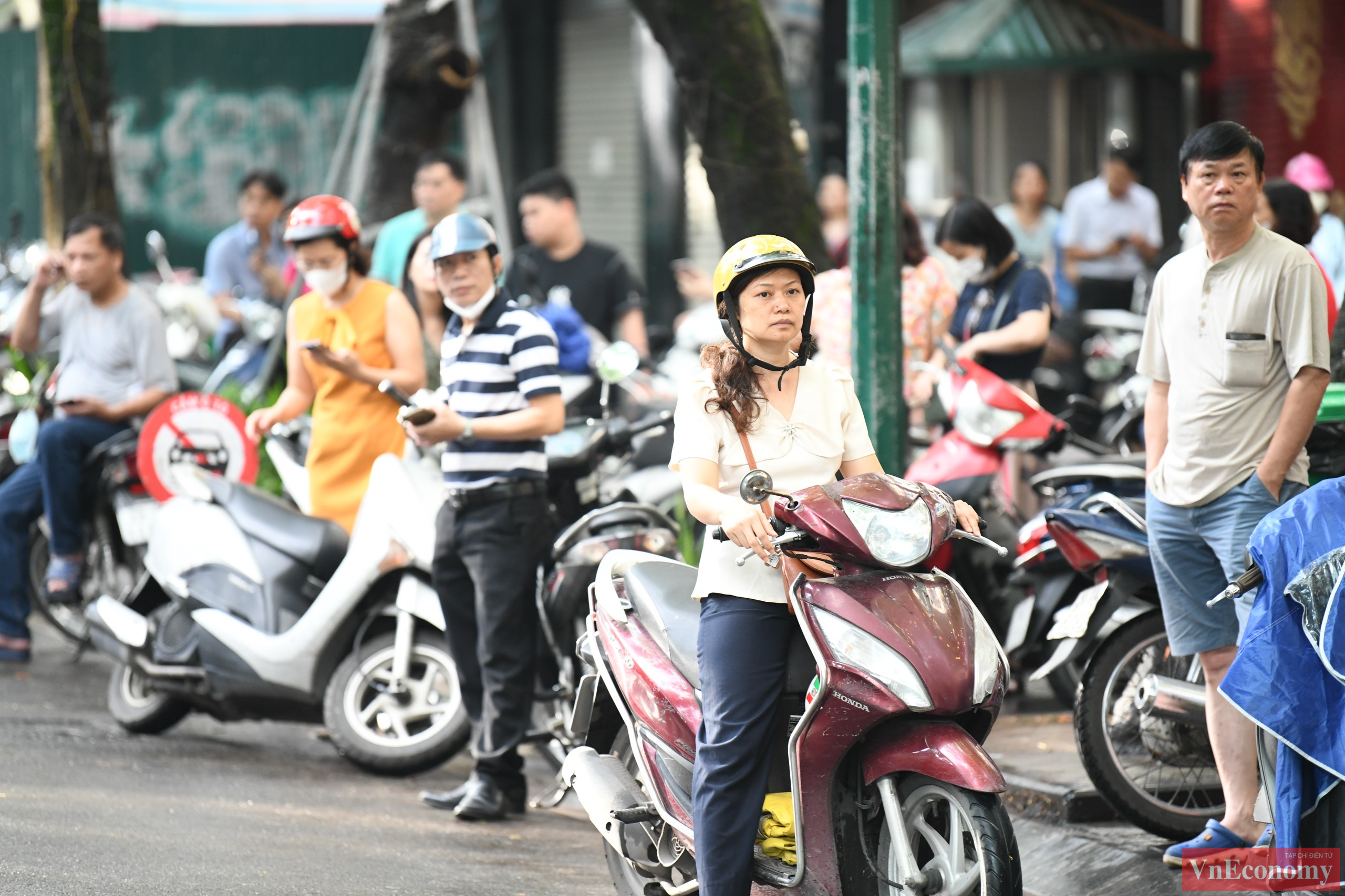 Các thí sinh đi thi, nhưng phụ huynh cũng trong tâm trạng hồi hộp, lo lắng không kém. Nhiều phụ huynh tâm sự muốn ở lại khu vực điểm thi để chờ con, mong con thì hết khả năng của mình: “ Bố mẹ sẽ luôn đồng hành với con và chúc con đạt kết quả như mong muốn”.