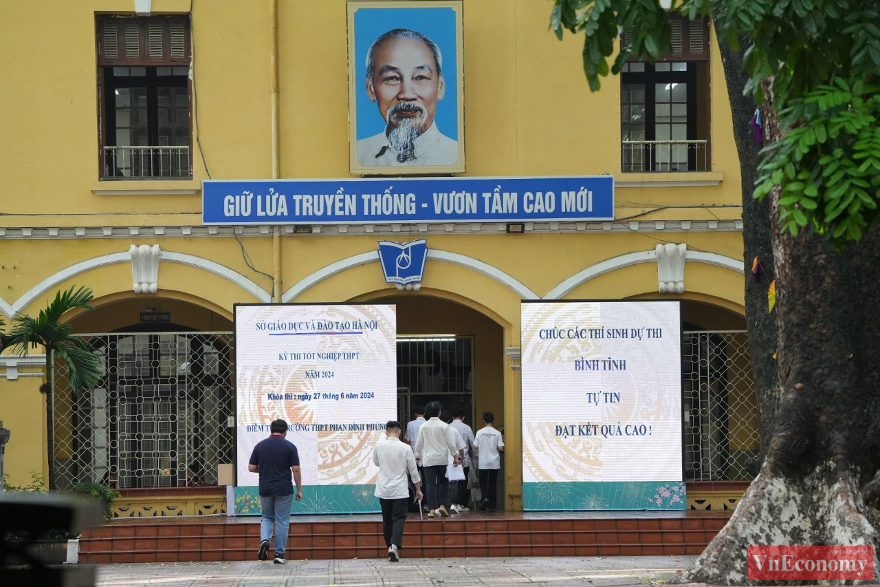 Nhiều em học sinh cũng cho biết, do t&acirc;m trạng hồi hộp, c&aacute;c em cũng muốn tới điểm thi sớm để gặp c&aacute;c bạn, trao đổi th&ecirc;m về b&agrave;i học.