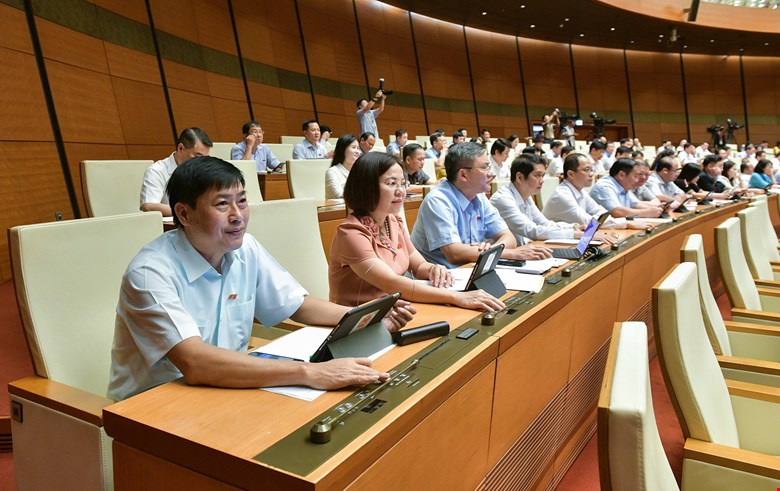 Các đại biểu Quốc hội bấm nút thông qua luật.