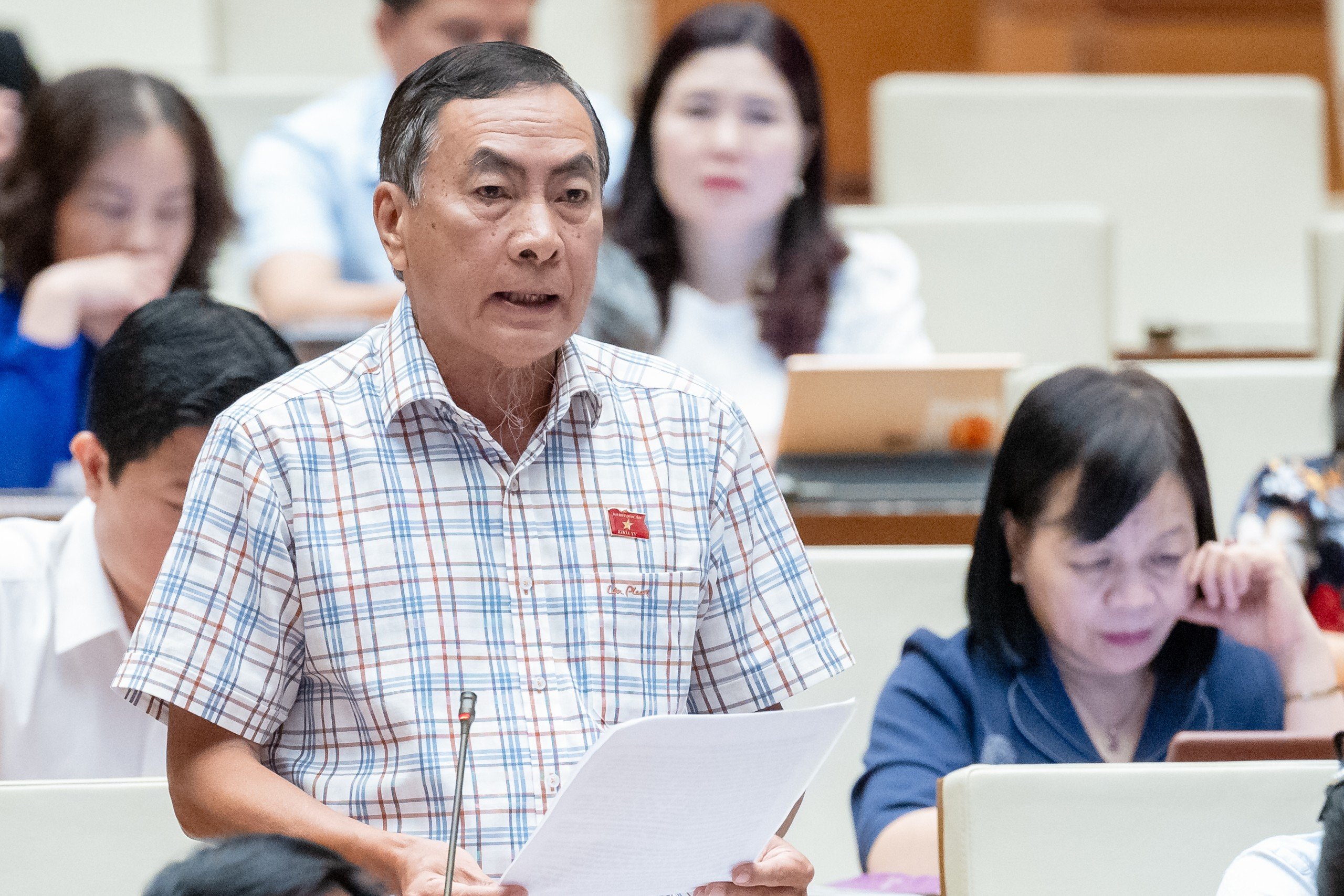 Đại biểu Phạm Văn H&ograve;a, đo&agrave;n Đồng Th&aacute;p, đề nghị c&oacute; quy định th&ecirc;m ph&ograve;ng ch&aacute;y đối với nh&agrave; ở kết hợp kinh doanh v&agrave; cho lưu tr&uacute; để khắc phục bất cập hiện nay, v&igrave; loại h&igrave;nh n&agrave;y rất nguy hiểm v&agrave; ch&aacute;y, nổ thường xảy ra.