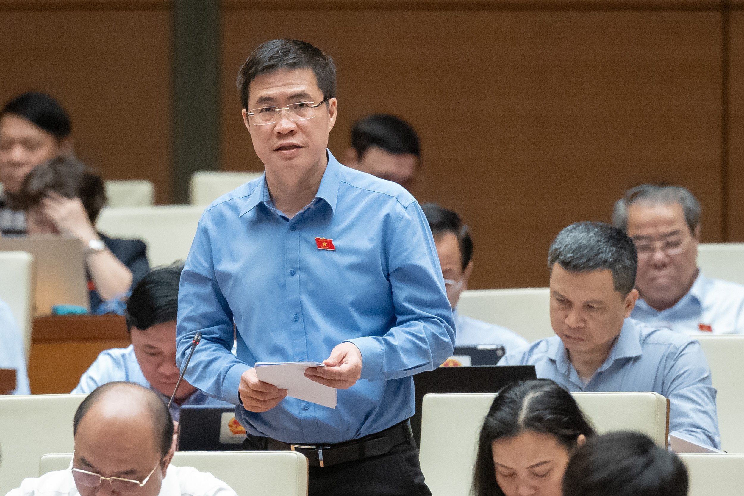 Đại biểu Ho&agrave;ng Minh Hiếu, đo&agrave;n Nghệ An, ph&aacute;t biểu tại phi&ecirc;n thảo luận ng&agrave;y 25/6.