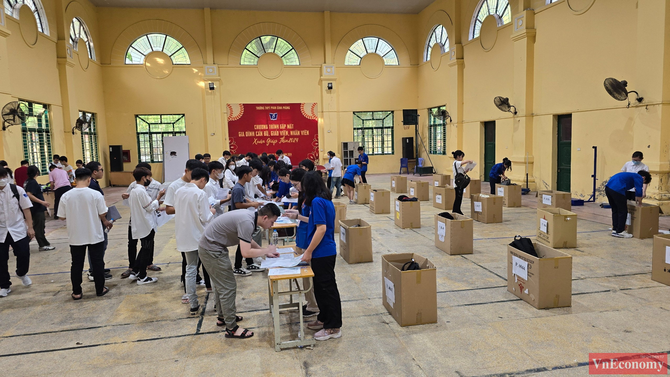 Thời gian phát đề thi môn Ngữ văn bắt đầu từ 7h30, thời gian chính thức tính giờ là 7h35. Thí sinh sẽ làm bài thi trong vòng 120 phút.