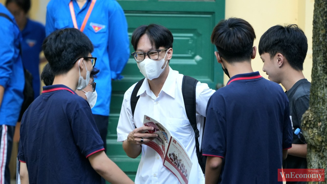 Theo quy chế thi, thí sinh dự thi tốt nghiệp THPT 2024 được mang vào phòng thi bút viết, thước kẻ, bút chì, tẩy chì, êke; thước vẽ đồ thị...