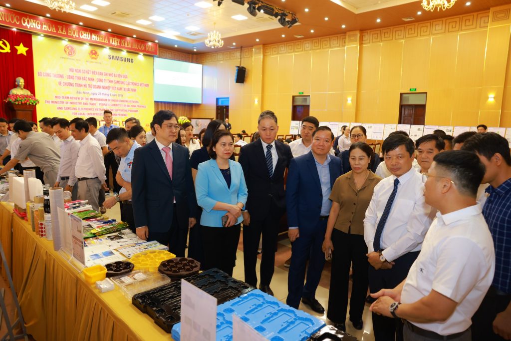 Các đại biểu tham quan khu vực trưng bày sản phẩm của các doanh nghiệp