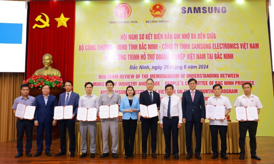 Bộ Công Thương, Samsung và các doanh nghiệp ký kết thỏa thuận hỗ trợ tư vấn cho các doanh nghiệp tại Bắc Ninh tham gia dự án phát triển nhà máy thông minh năm 2024.