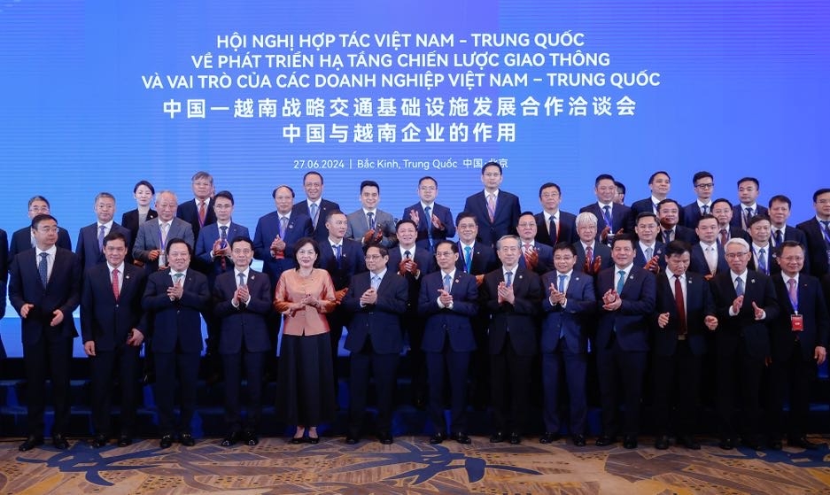 Thủ tướng chụp ảnh lưu niệm với c&aacute;c đại biểu dự hội nghị - Ảnh: VGP