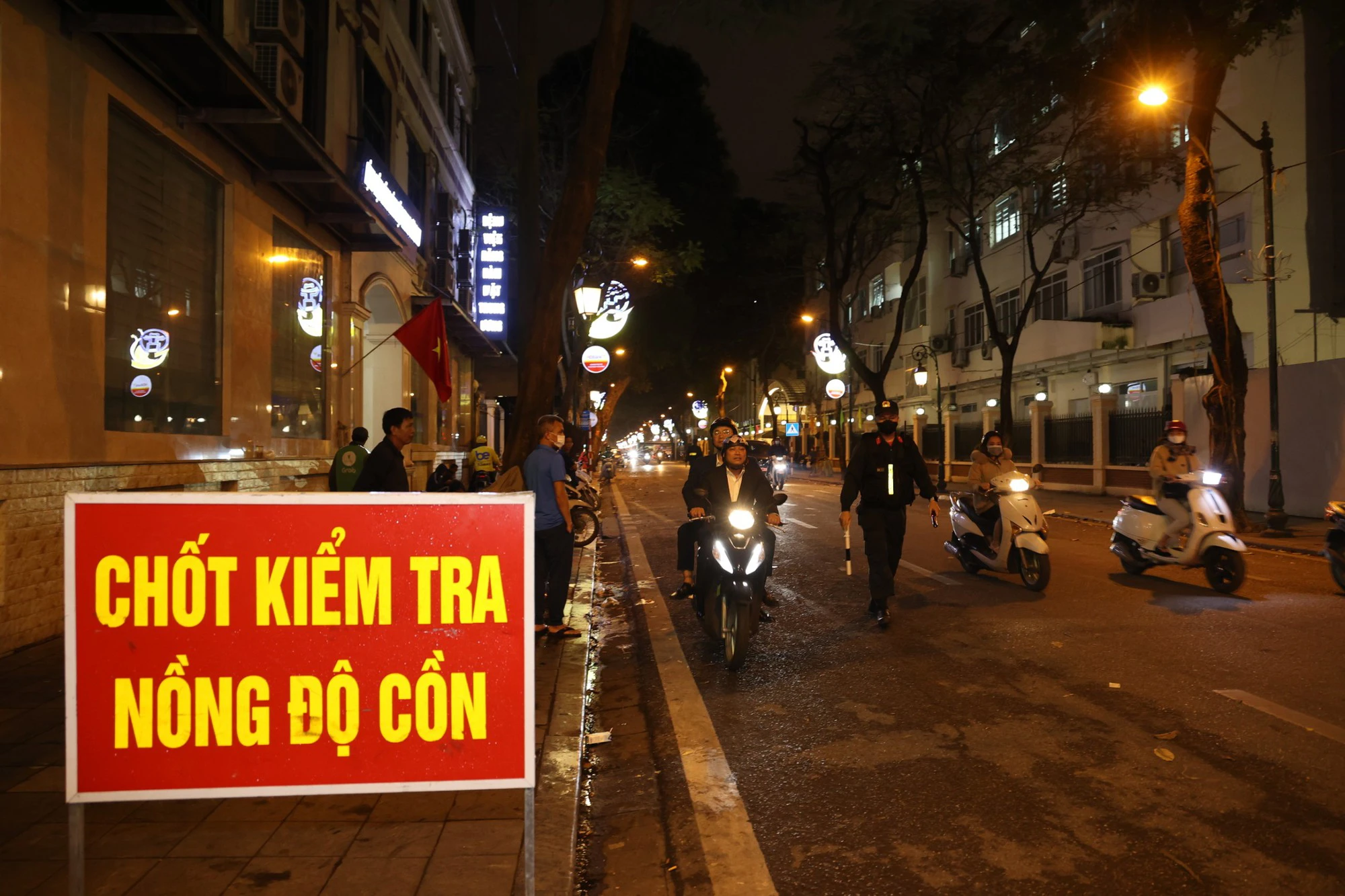 Nghiêm cấm điều khiển phương tiện tham gia giao thông đường bộ mà trong máu hoặc hơi thở có nồng độ cồn.