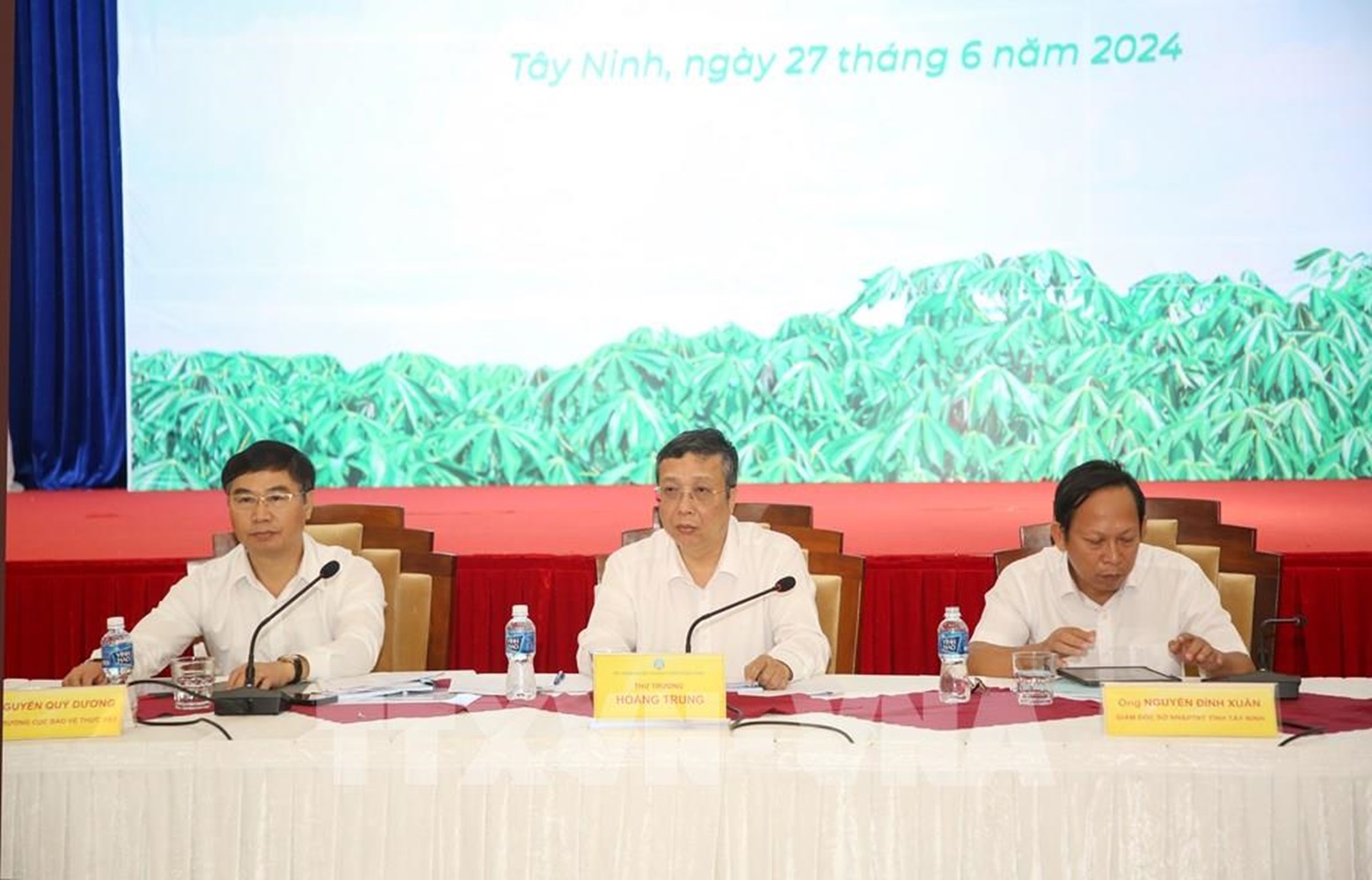 Thứ trưởng Bộ N&ocirc;ng nghiệp v&agrave; Ph&aacute;t triển n&ocirc;ng th&ocirc;n Ho&agrave;ng Trung (giữa) chủ tr&igrave; hội nghị.