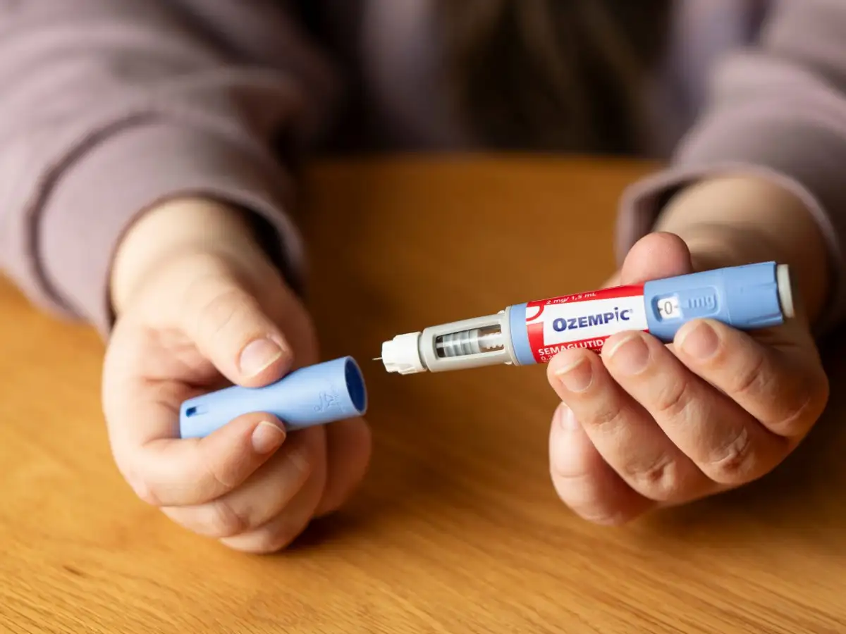 L&agrave; sản phẩm của Novo Nordisk, khi cơn sốt Ozempic l&ecirc;n đến đỉnh điểm, loại thuốc ti&ecirc;m semaglutide n&agrave;y c&oacute; gi&aacute; l&ecirc;n tới 1.300 USD/liều.