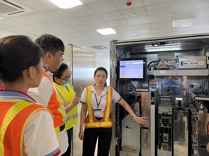 Nhân viên bắt đầu tiếp xúc, thử nghiệm vận hành hệ thống AFC - Ảnh: MAUR 