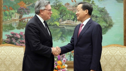 Standard Chartered wishes to expand investment in Vietnam: Chairman José Viñals 