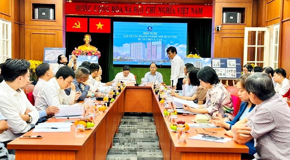 C&aacute;c đại biểu tham dự hội nghị gặp gỡ c&aacute;c doanh nghiệp, mời gọi quan t&acirc;m &ldquo;Dự &aacute;n Chợ G&agrave;, Gạo của UBND quận 1, TP.HCM - Ảnh: DP.