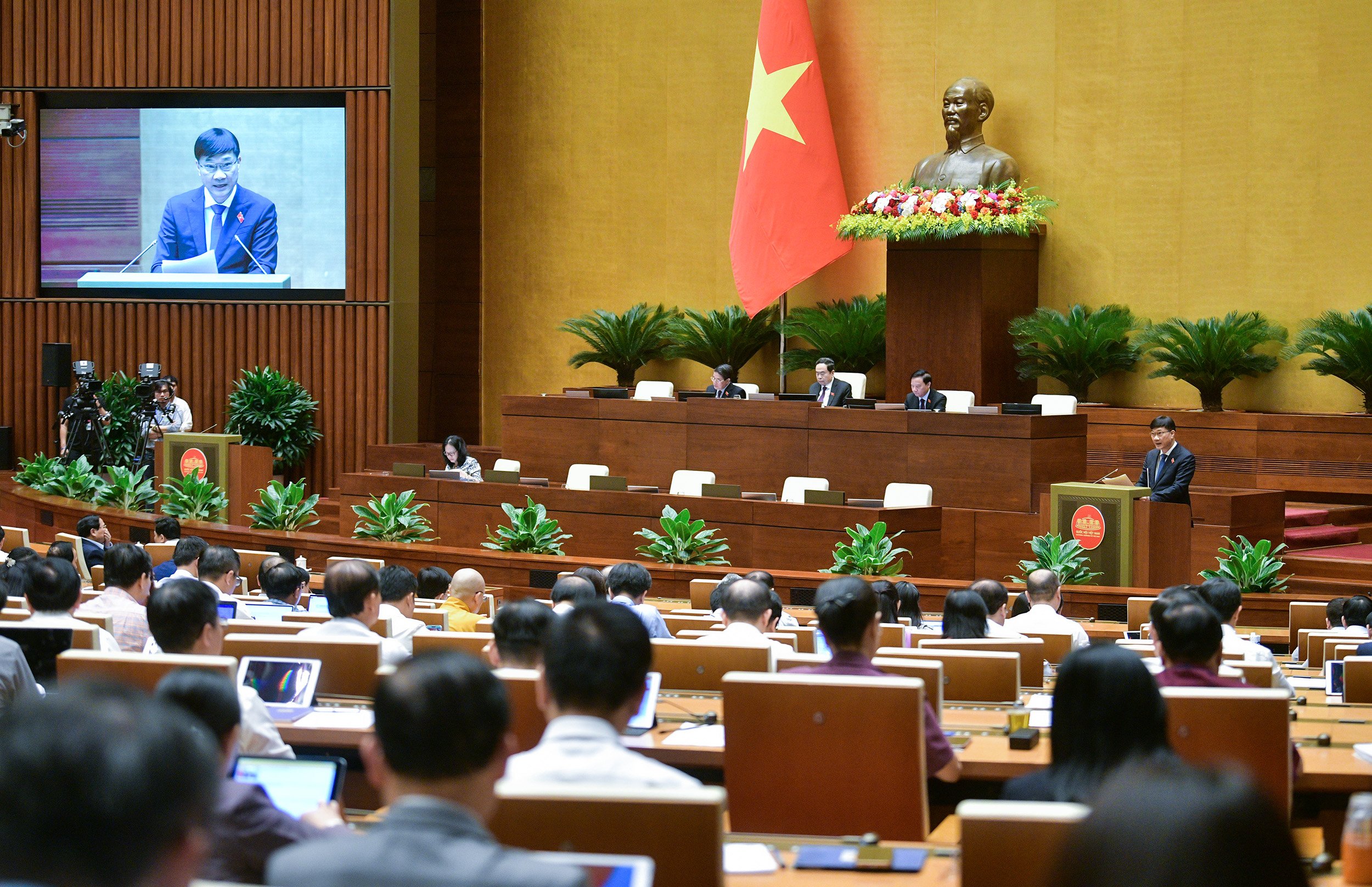 Chủ nhiệm Ủy ban Kinh tế Vũ Hồng Thanh trình bày báo cáo tiếp thu, chỉnh lý và giải trình về chủ trương đầu tư dự án - Ảnh: Quochoi.vn.