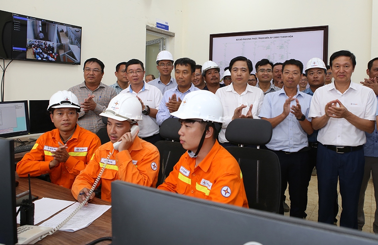Lãnh đạo Tổng công ty Truyền tải điện Quốc gia và các đơn vị liên quan chứng kiến thời khắc đóng điện dự án Trạm biến áp  500kV Thanh Hóa và đường dây đấu nối 
